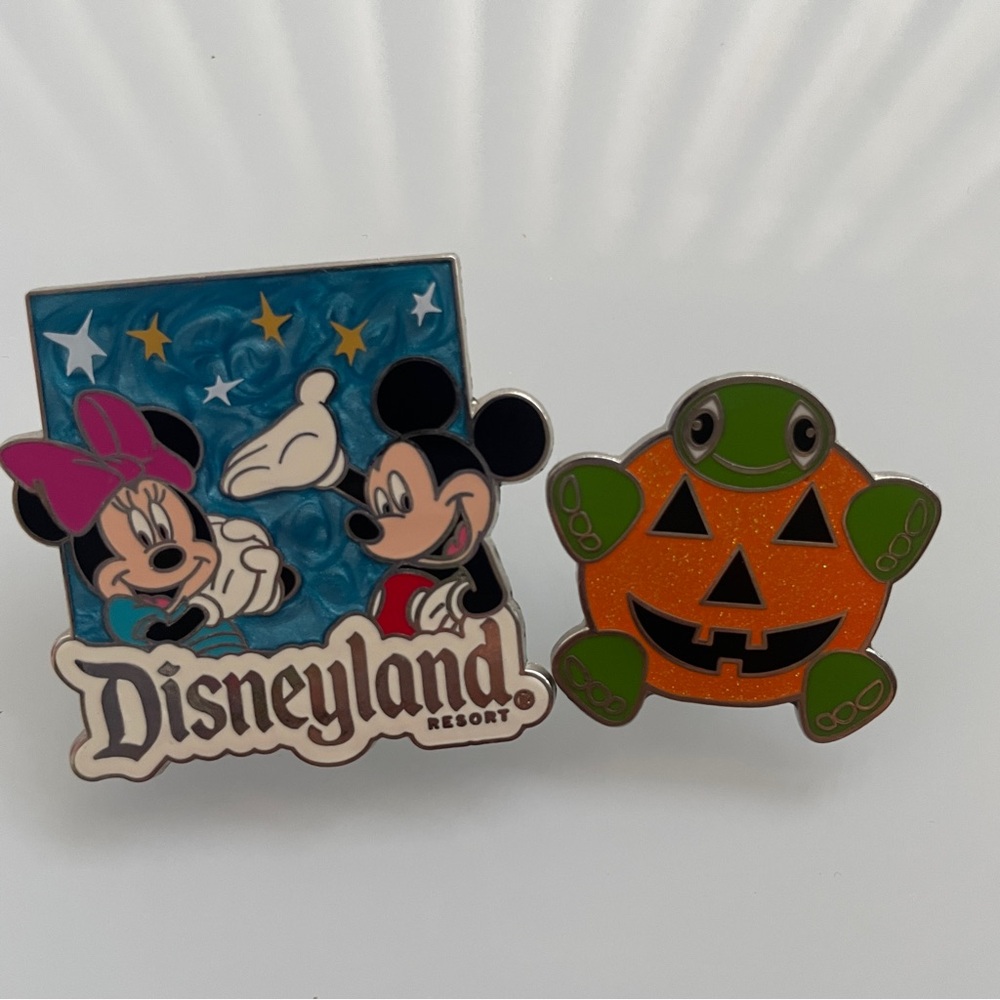 Disneyland Resort Mickey and Minnie & Seaworld Halloween Pin